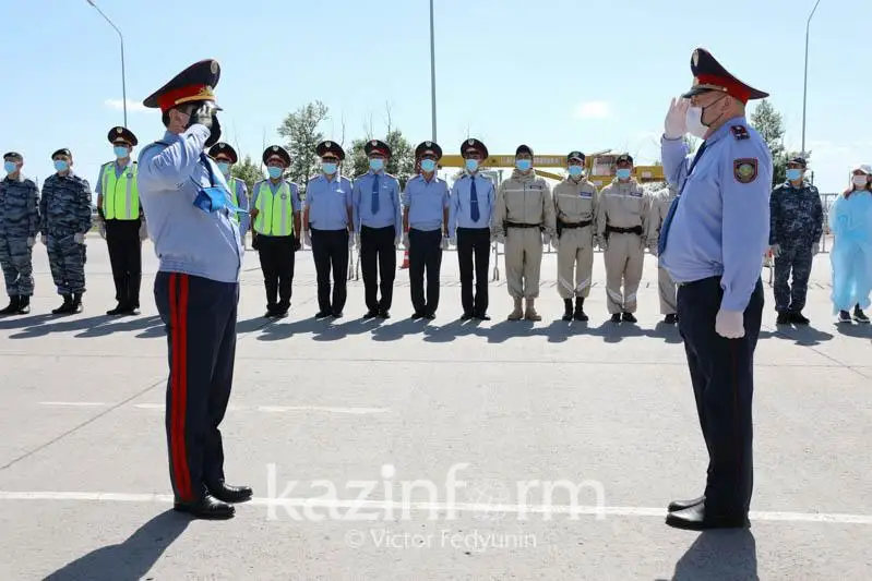 Отличившихся во время карантина полицейских наградили на блокпосту в Нур-Султане