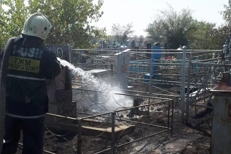 Свыше 40 захоронений пострадали во время пожара на кладбище в Семее