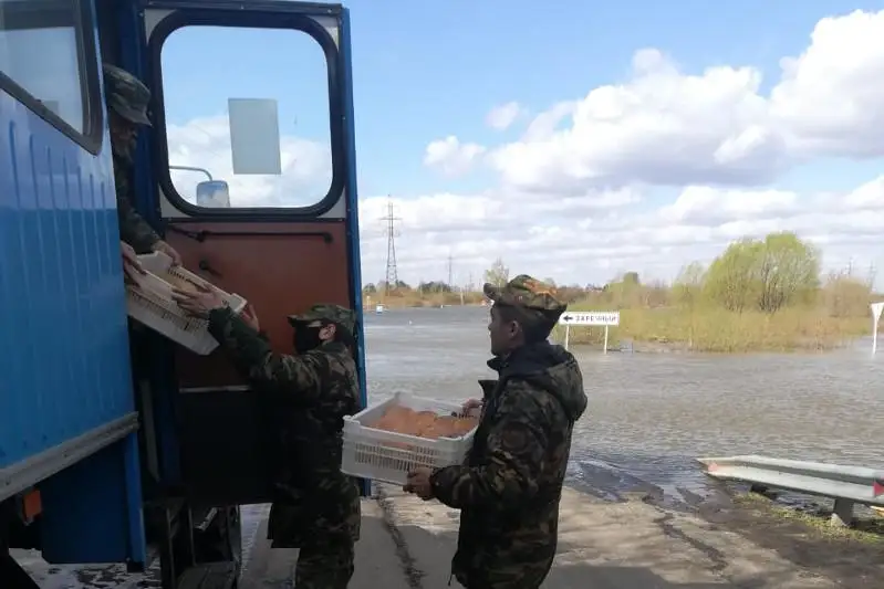 Паводок: на высокопроходимой технике доставляют продукты в микрорайон Петропавловска
