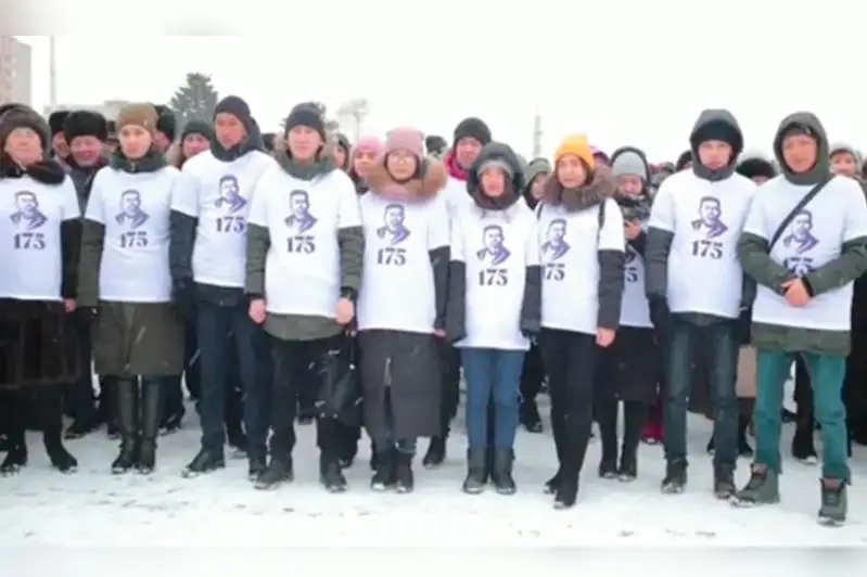 Песню Абая одновременно исполнили тысячи жителей Усть-Каменогорска