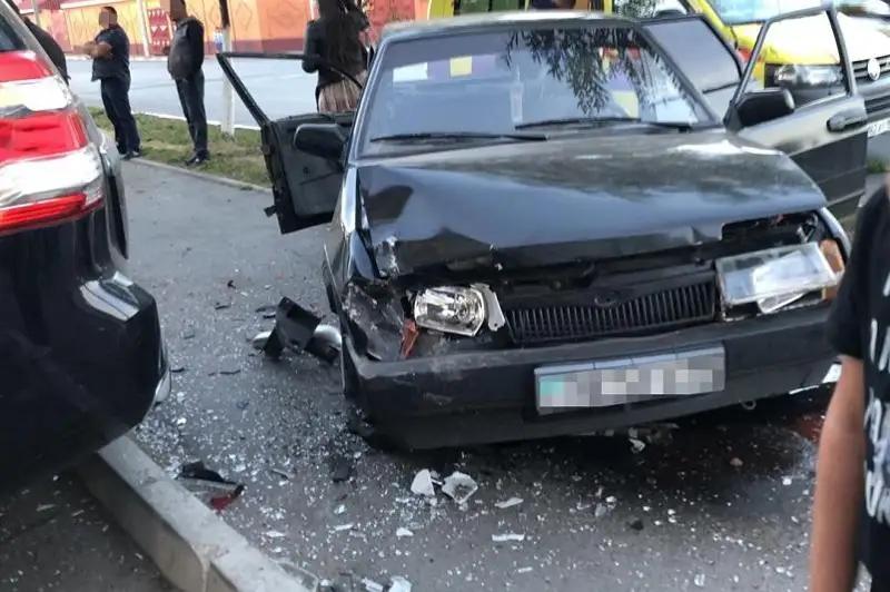 Две аварии в течение часа произошли на одном и том же перекрестке в Петропавловске