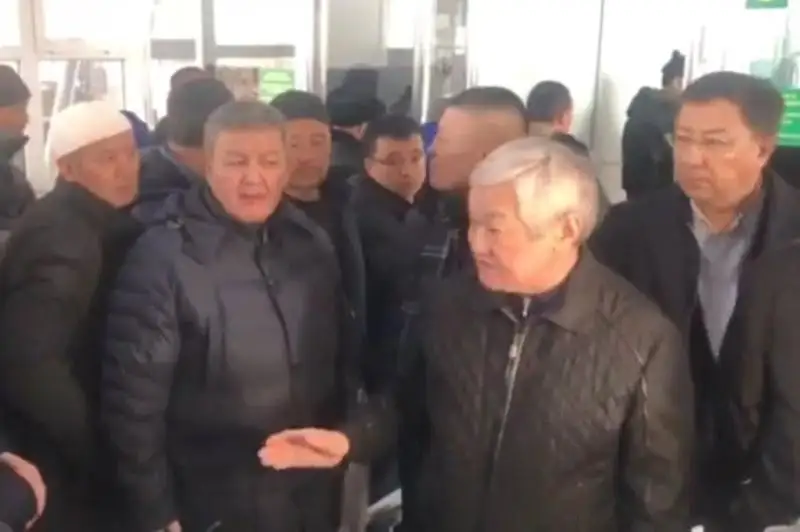 Вице-премьер встретился с казахстанцами на границе с Кыргызстаном: жители Кордая возвращаются в родные дома