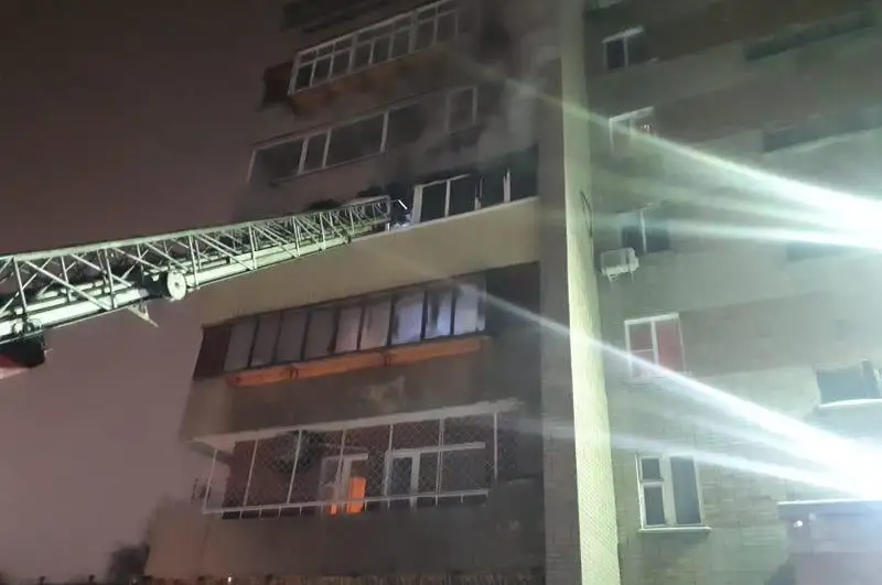 Более 30 жильцов эвакуировали из-за пожара в многоэтажке в Усть-Каменогорске