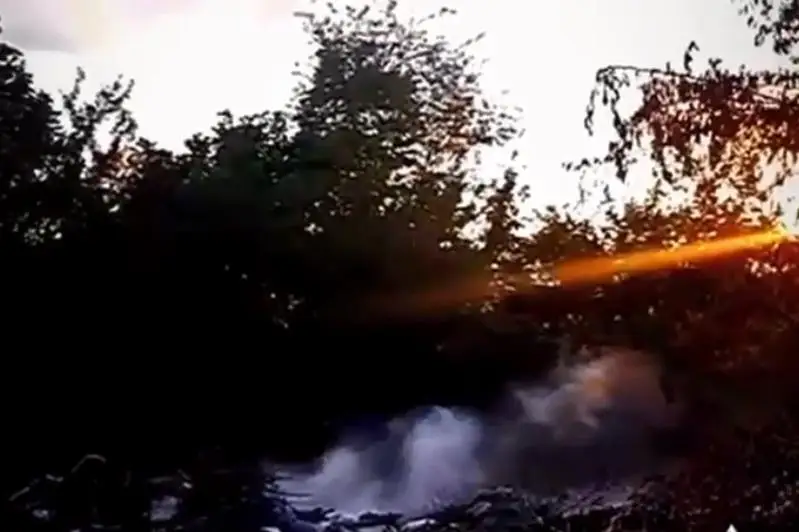 Алматинцы пожаловались на тлеющий мусор на Кенсайском кладбище