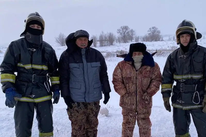 Двух мужчин спасли из снежных заносов в Карагандинской области
