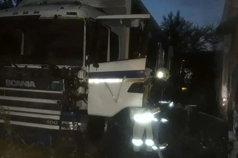 Два грузовых автомобиля загорелись на стоянке в Усть-Каменогорске