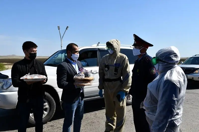 Национальными блюдами угостили полицейских на блокпостах в Кокшетау в канун Дня единства