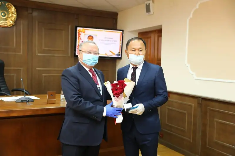 1,4 млн тенге получил лучший учитель Актюбинской области