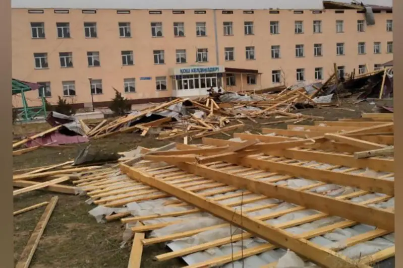 Сильный ветер оставил без крыши школу в Туркестанской области