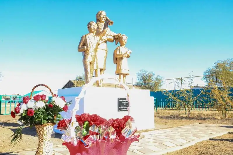 Памятник учителю установили в Бокейординском  районе ЗКО