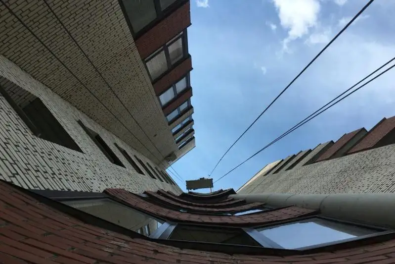 Мужчина упал с балкона четвертого этажа в Экибастузе