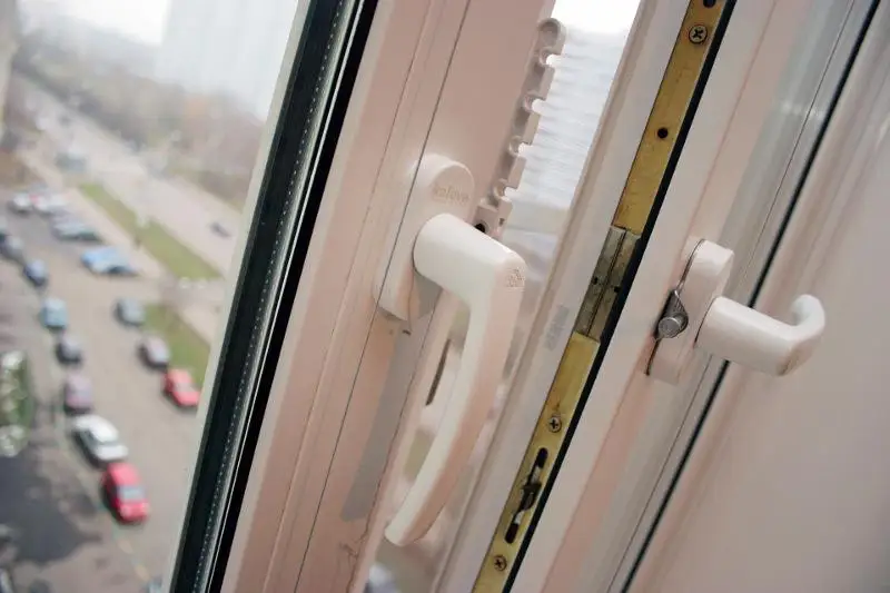 Погиб мужчина, выпавший из окна многоэтажки в Нур-Султане