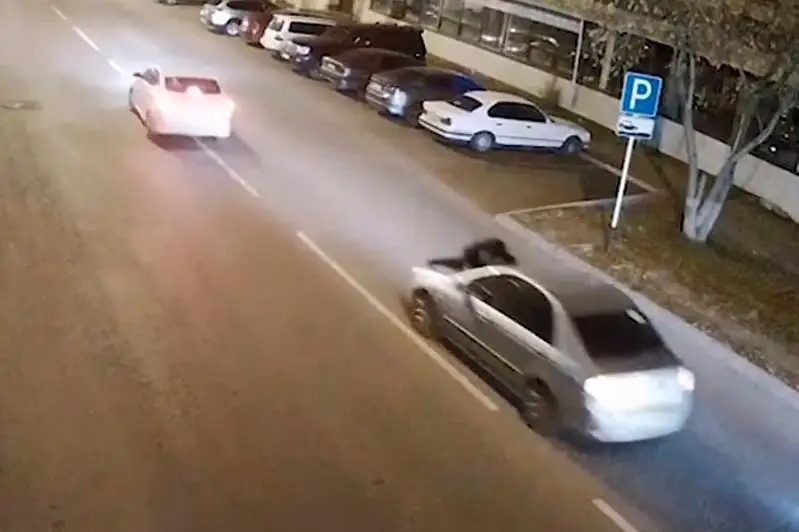 Мужчина прокатил бывшую жену на капоте автомашины в Нур-Султане