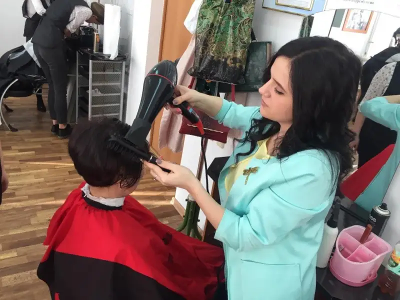 Парикмахеры оказались в женской колонии