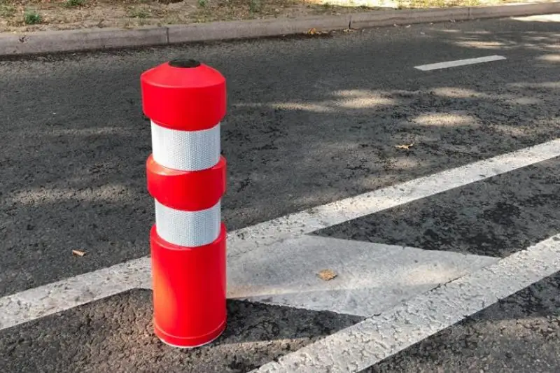 В Алматы с велополос убирают дорожные блокираторы