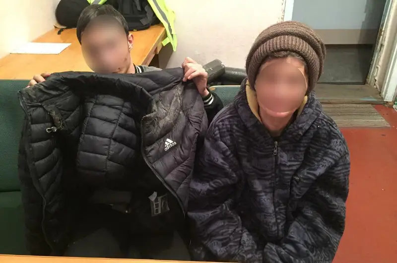 Подростка-инвалида избили и ограбили двое мужчин в ВКО