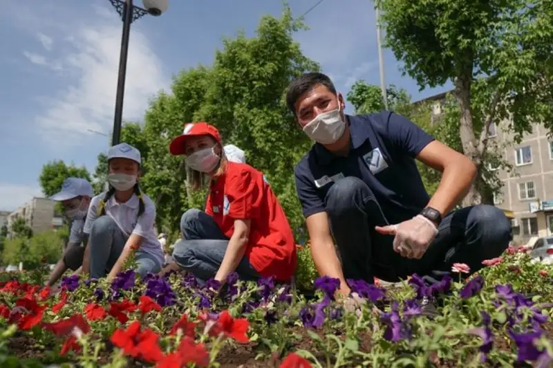 Цветами украсили сквер и центральный парк Караганды дети с особыми потребностями