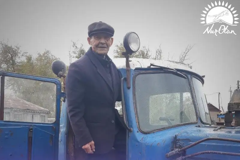 Сарыозенский супермен: 82-летний сельчанин чистит дорогу, чтобы село не отрезало от цивилизации