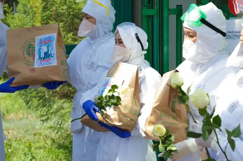 Столичная молодежь раздает врачам «Пакеты благодарности»