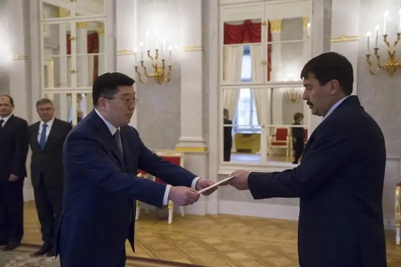 Посол Казахстана вручил верительные грамоты Президенту Венгрии