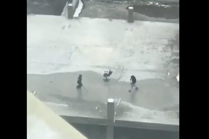 Дети играли в хоккей на крыше строящегося здания в Актау