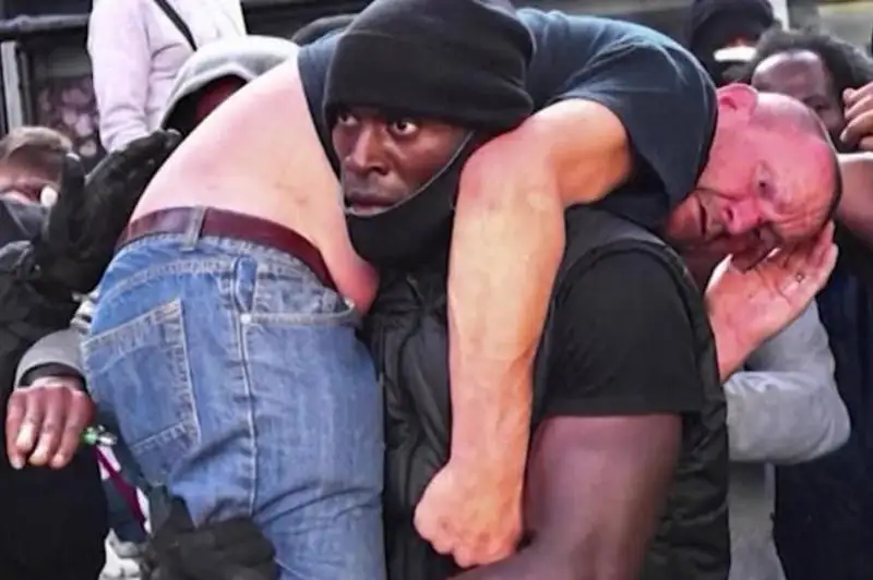 Афроамериканец спас белого мужчину от разъяренной толпы в Лондоне