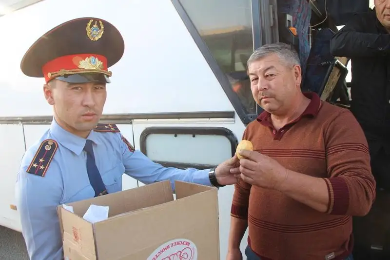 Павлодарская полиция угощает чаем и баурсаками водителей рейсовых автобусов