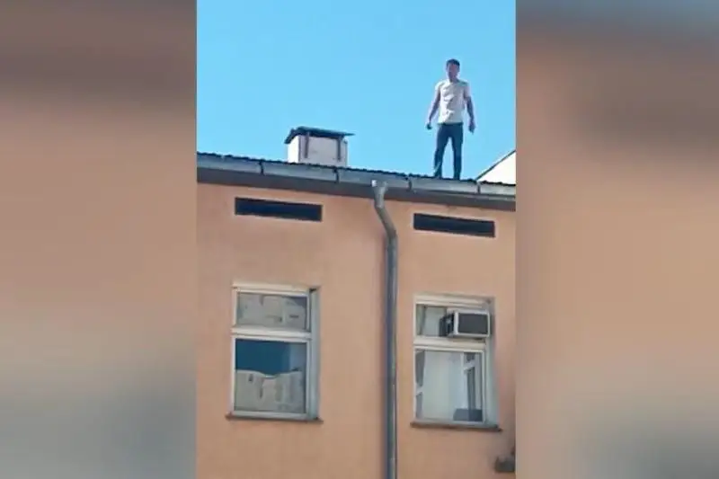 Житель Сарыагаша, не захотев лечиться, взобрался на крышу школы