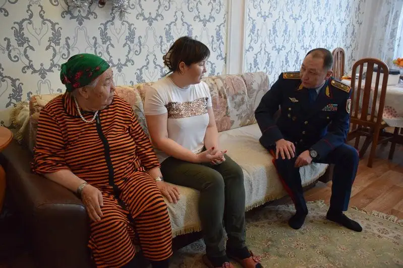 Главный акмолинский полицейский поздравил с Новым годом семьи погибших сотрудников