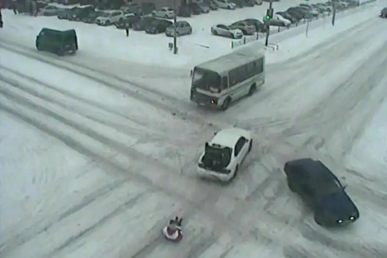 Катавшихся по улицам города на надувном матрасе парней наказали в Петропавловске