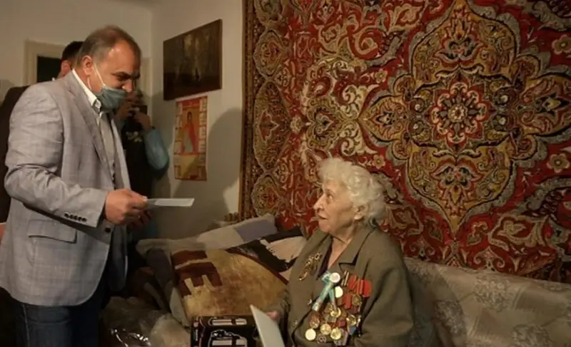 Более трех тысяч ветеранов и тружеников тыла поздравили с праздником в Алматы