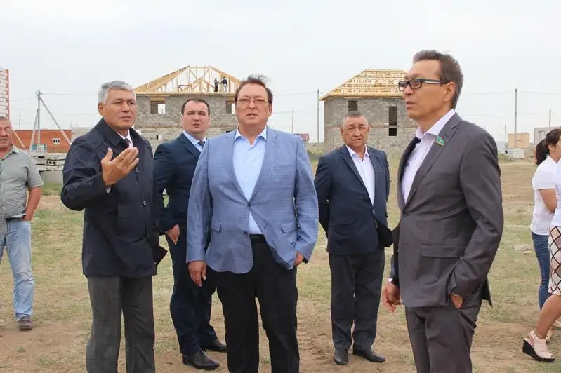 Мажилисмены ознакомились со строительством жилья для многодетных семей в Аксу