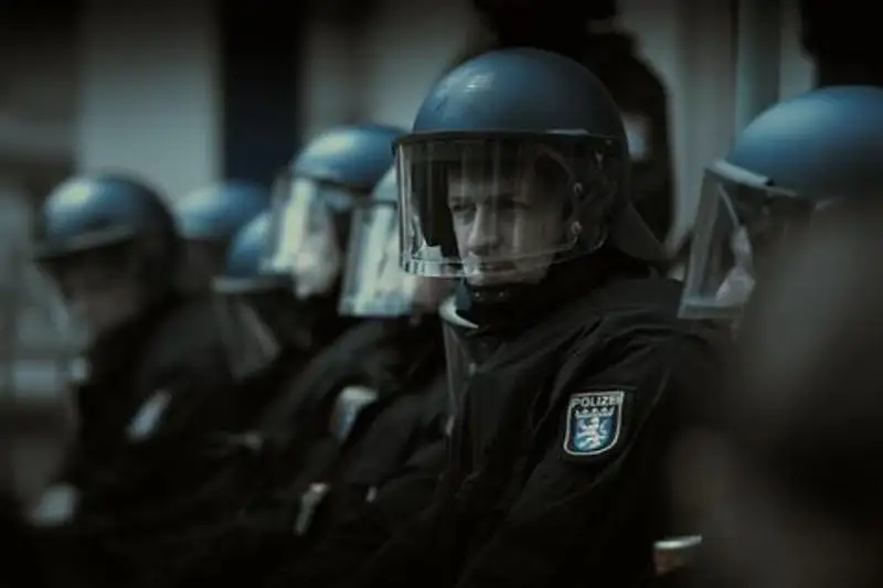 Около 800 молодых людей напали на полицейских во Франкфурте