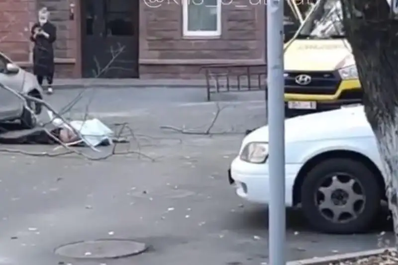 Парень выбросился с 14-го этажа в Алматы