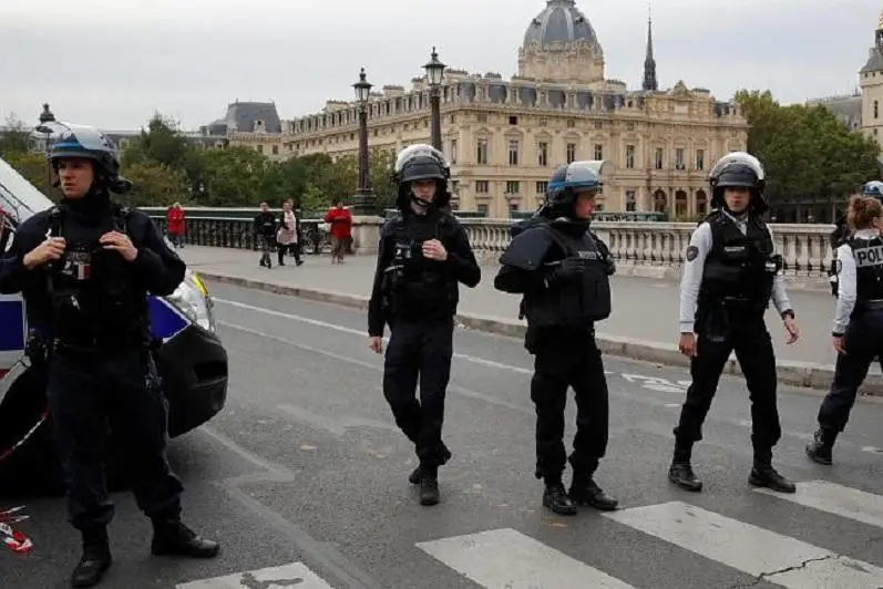 Четверо полицейских убиты в результате нападения на полицейское управление Парижа