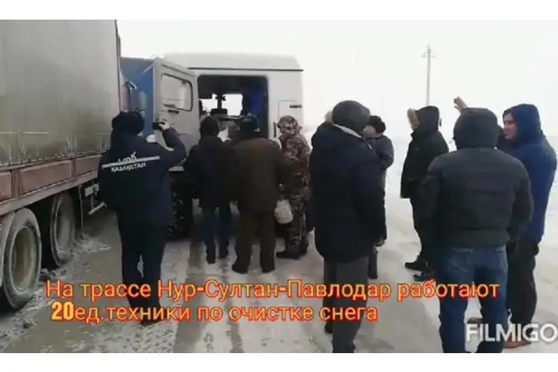 Около 100 человек застряли на трассе Нур-Султан - Павлодар, им доставили питание