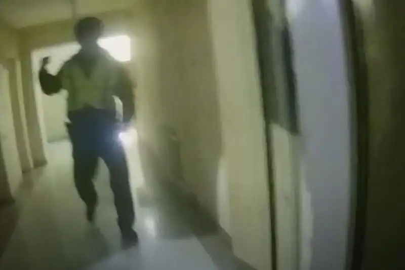 Более 100 жильцов эвакуировали столичные полицейские из задымленного подъезда