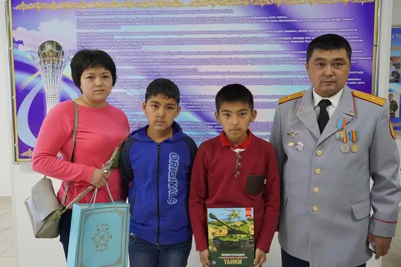 Полицейских, вынесших из горящего дома пенсионеров, наградили в Костанайской области