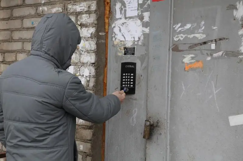 Павлодарец украл дверь из своего подъезда