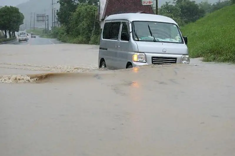 На юго-запад Японии обрушились мощные ливневые дожди: более десятка погибших
