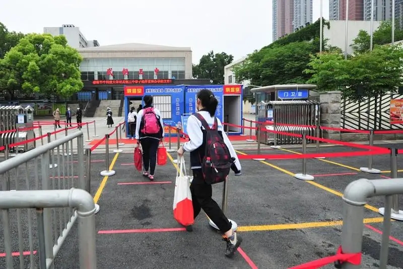 В Ухане возобновят занятия в школах