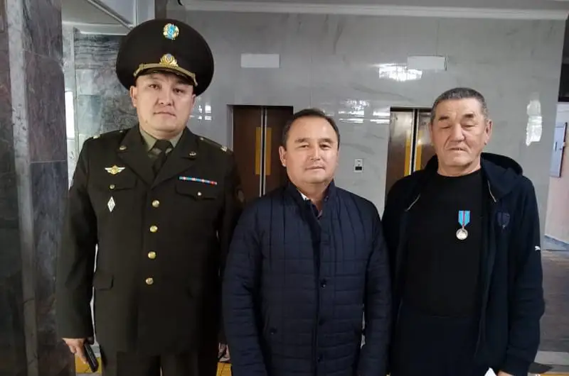 Медаль за спасение человека вручили ветерану противопожарной службы в Семее