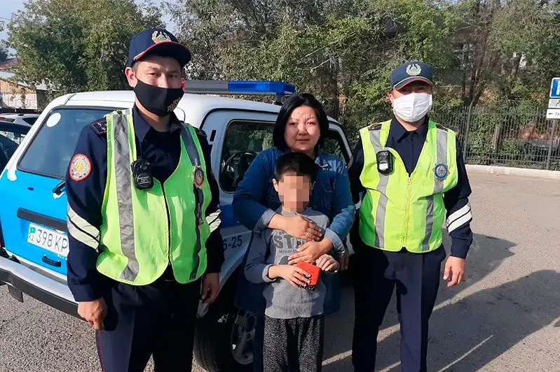 Потерявшегося ребенка за полтора часа нашли полицейские в Семее