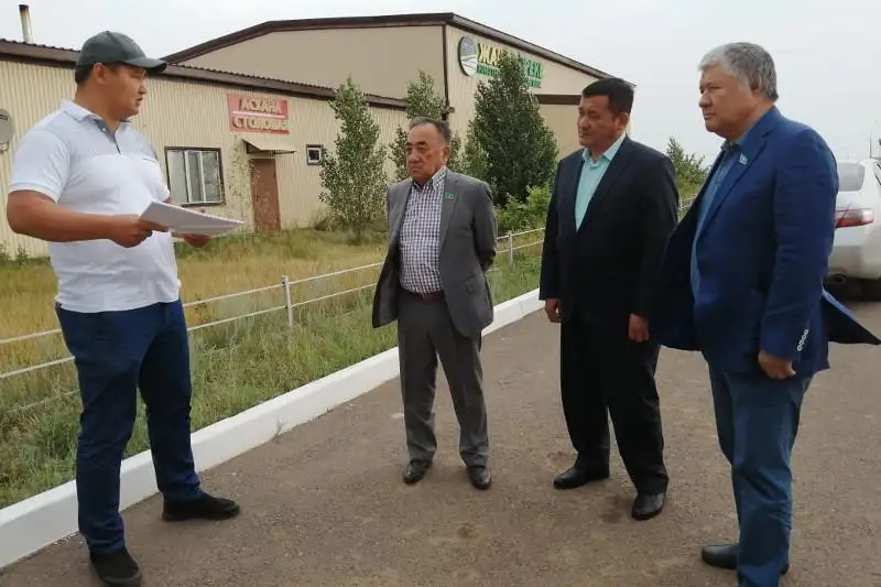 Сенаторы посетили ряд объектов агропромышленного комплекса в Акмолинской области