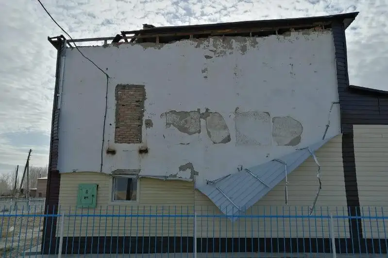 Сильный ветер сорвал кровлю со здания дома культуры в ВКО