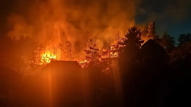 Крупный пожар тушат на побережье Бухтармы в ВКО