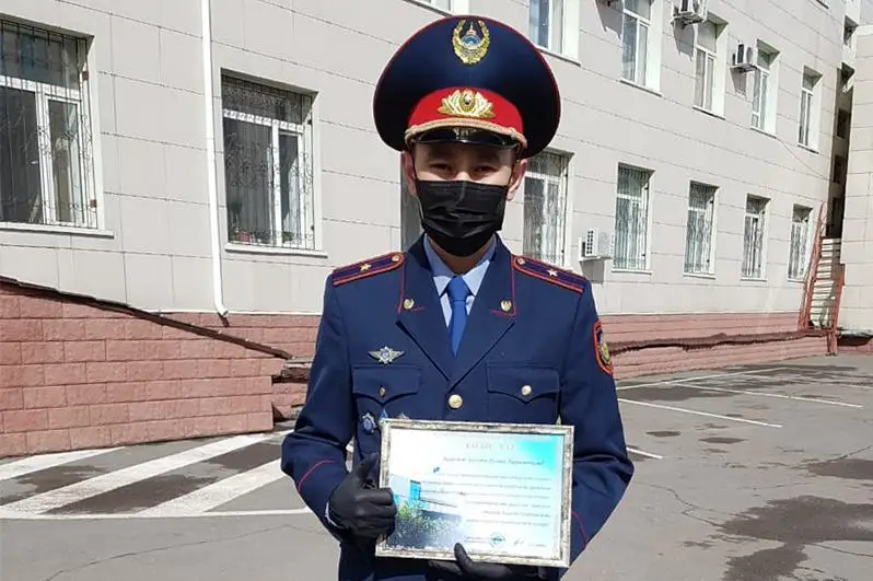 Майор полиции помог четырем роженицам во время службы на блокпосту в столице