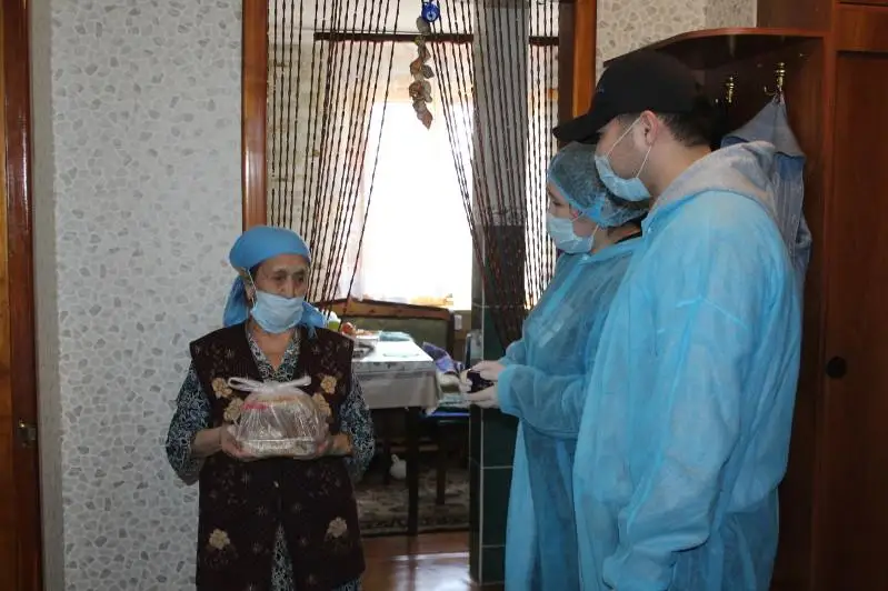 Горячим питанием обеспечивают пожилых людей на период карантина в Алматы