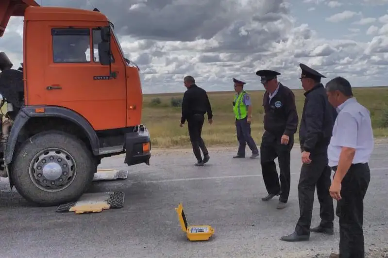 На трассах в Павлодарской области проверяют фуры на перегруз