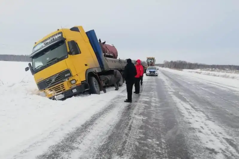 Фура слетела с дороги в Северном Казахстане